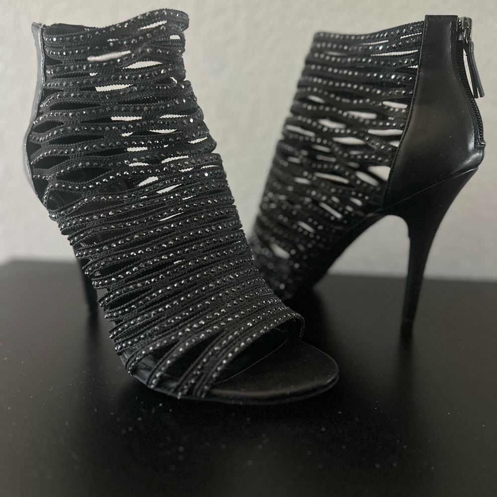 Zigi Soho strappy sandals. Size 9